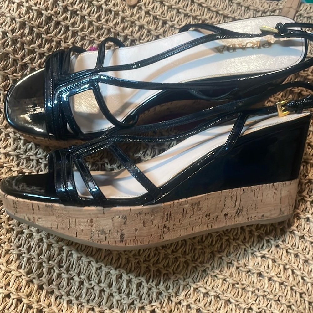 Prada - Picture 2 of 5